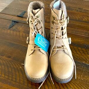 Cliffs by Mountain Women’s Boots - 9.5 M NEW with Tags